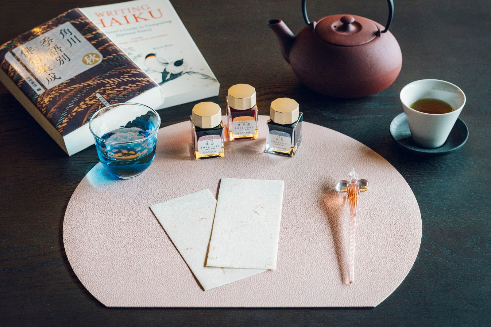 Encres de saison et thé au carthame pour l'atelier haïku de KAI Zao