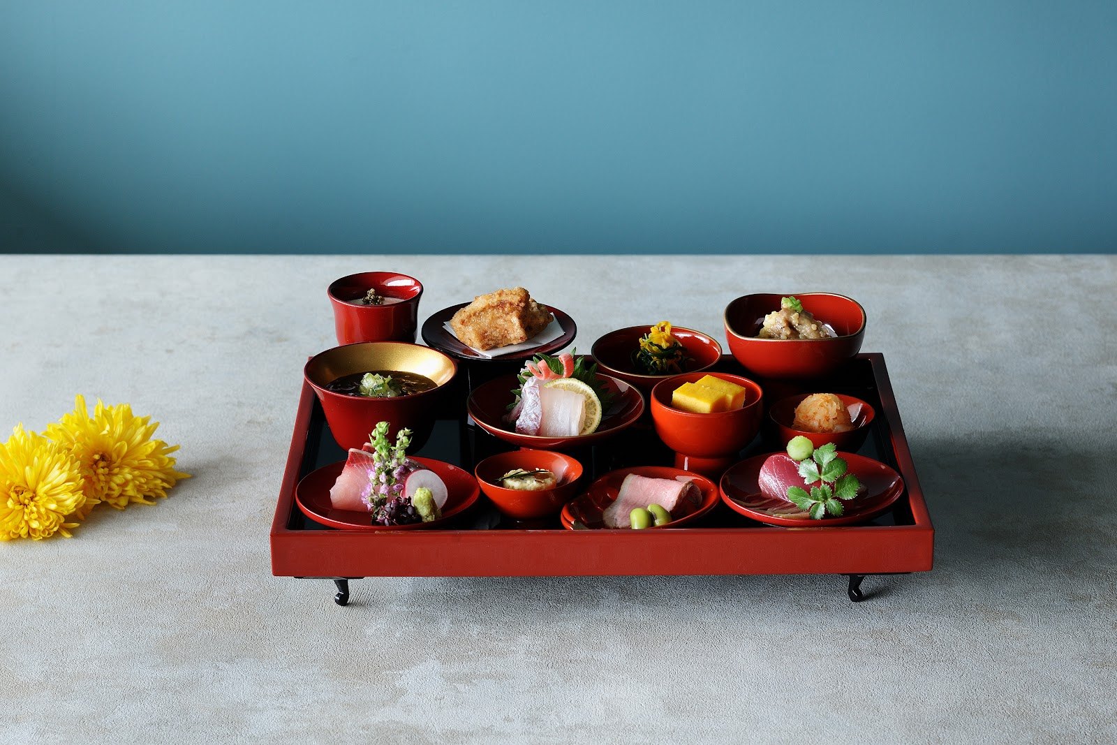 Bouchées Horaku-mori en vaisselle laquée vermillon, menu Benibana Sansai Kaiseki de KAI Zao