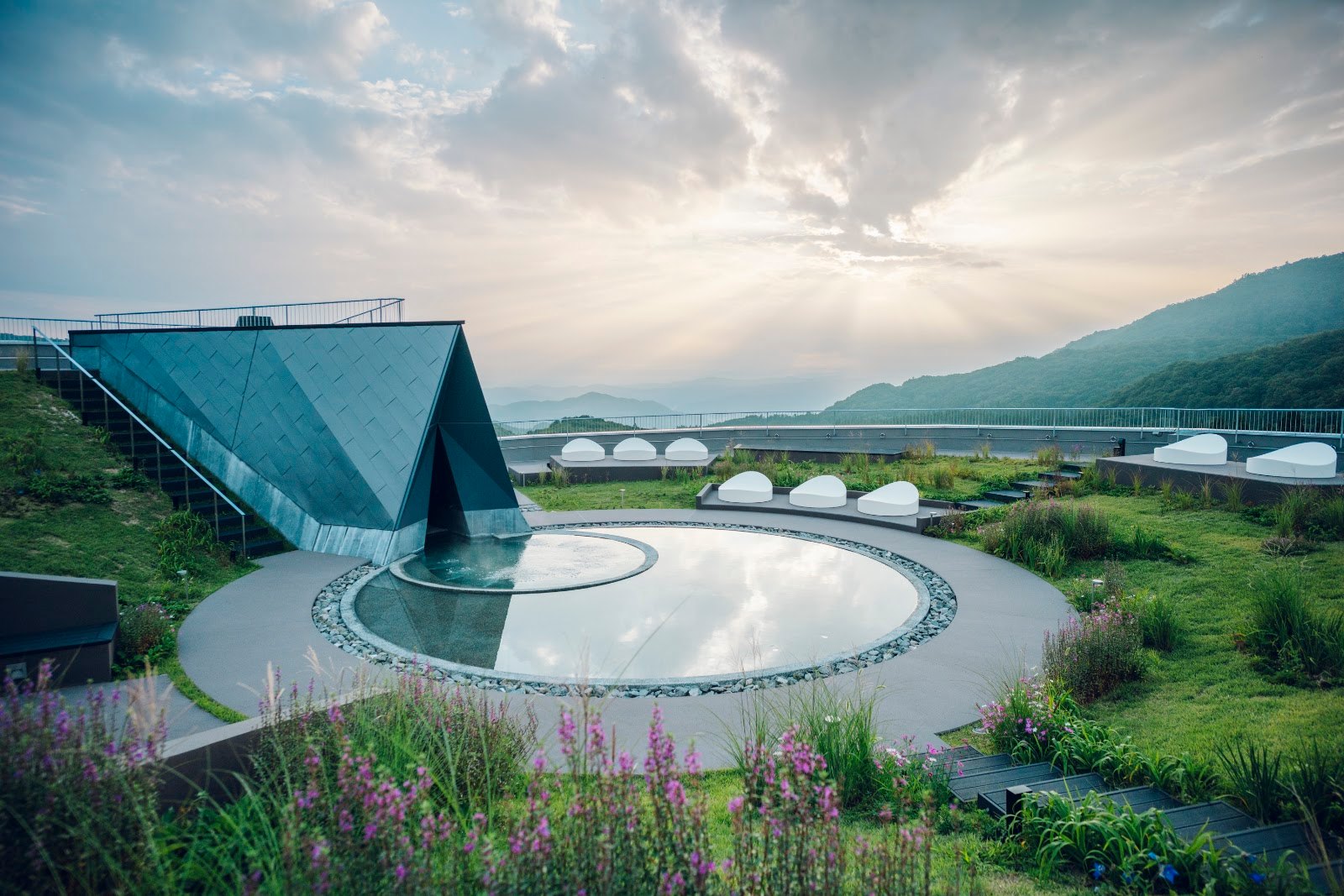 Jardin sur le toit de KAI Zao et son bain à remous inspiré du lac Okama