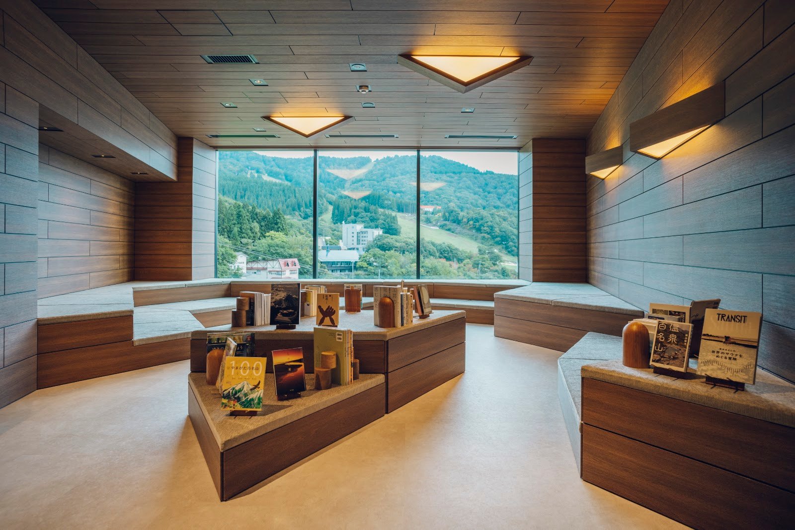 Lounge de KAI Zao avec vue sur les montagnes de Yamagata