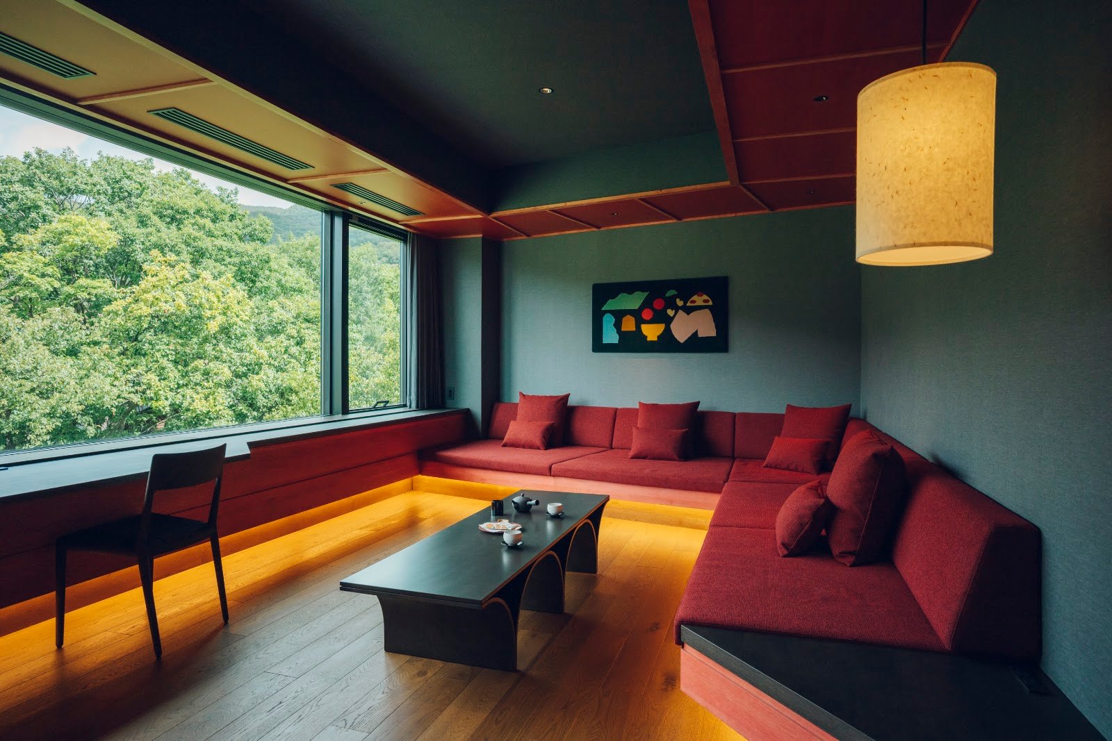 Suite de KAI Zao avec salon et grande baie ouverte sur la forêt de Zao
