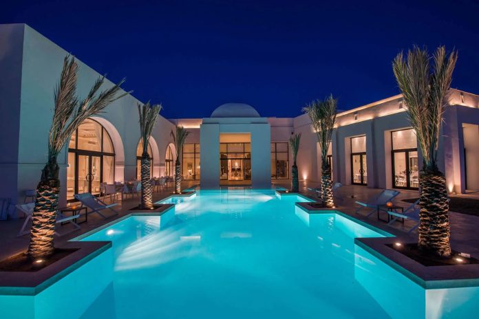 Piscine illuminée de La Badira à Hammamet, hôtel 5 étoiles membre des Leading Hotels of the World