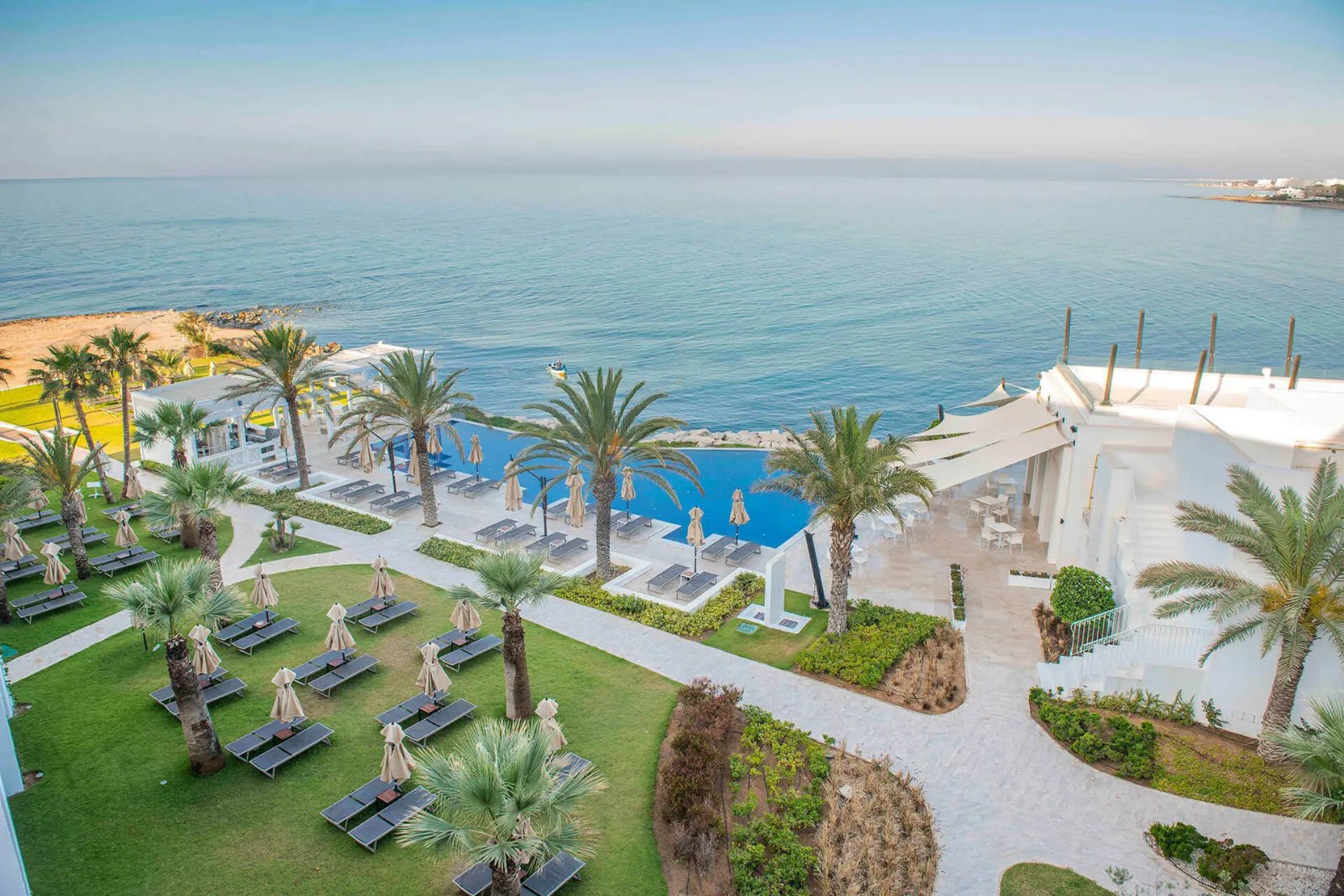 Jardins et transats de La Badira face à la mer Méditerranée, Hammamet