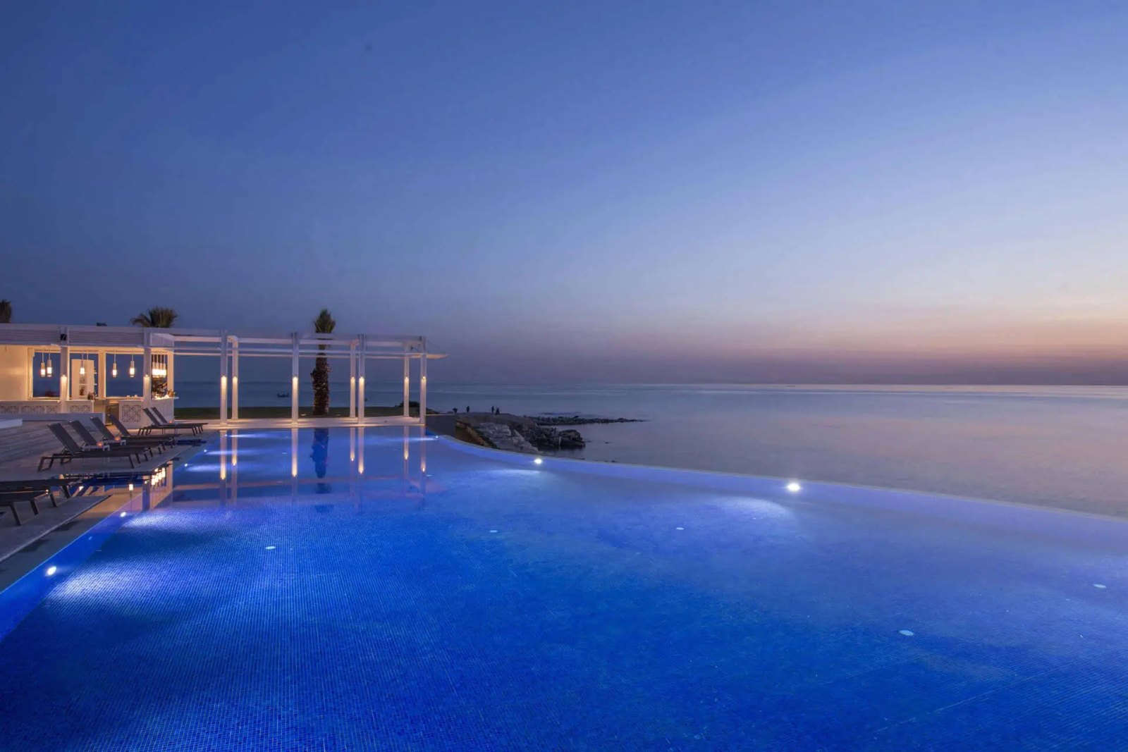 Piscine à débordement de La Badira, où Guy Krenzer signe un dîner à quatre mains à Hammamet