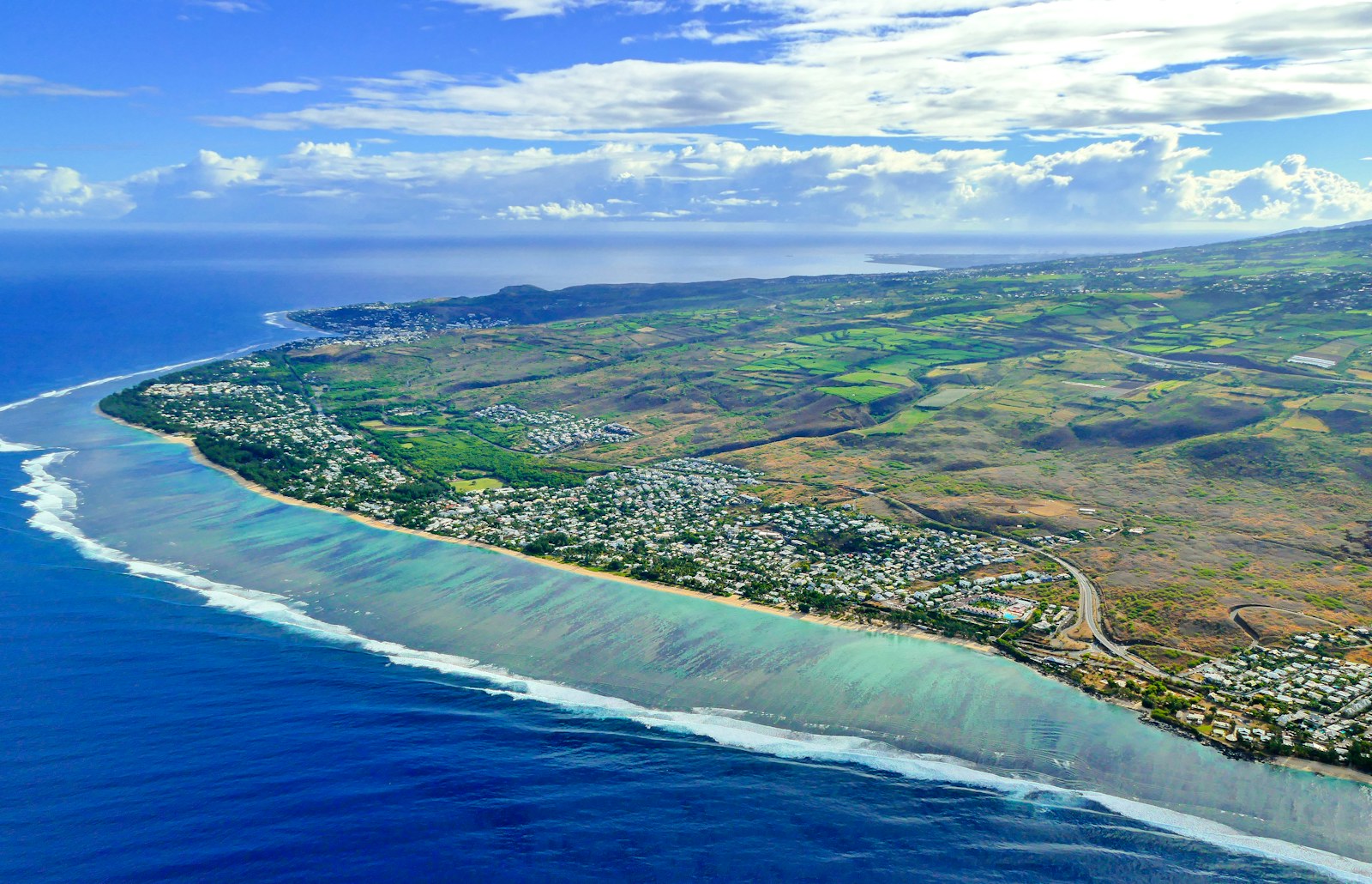 Vue aérienne du lagon et de la côte de La Réunion