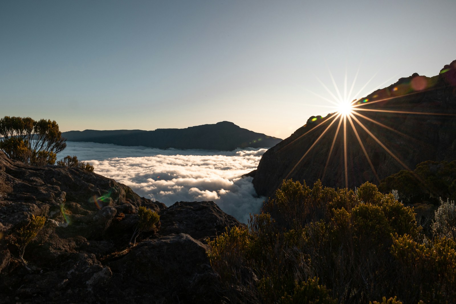 Le soleil se lève au-dessus de la mer de nuages dans les montagnes de La Réunion