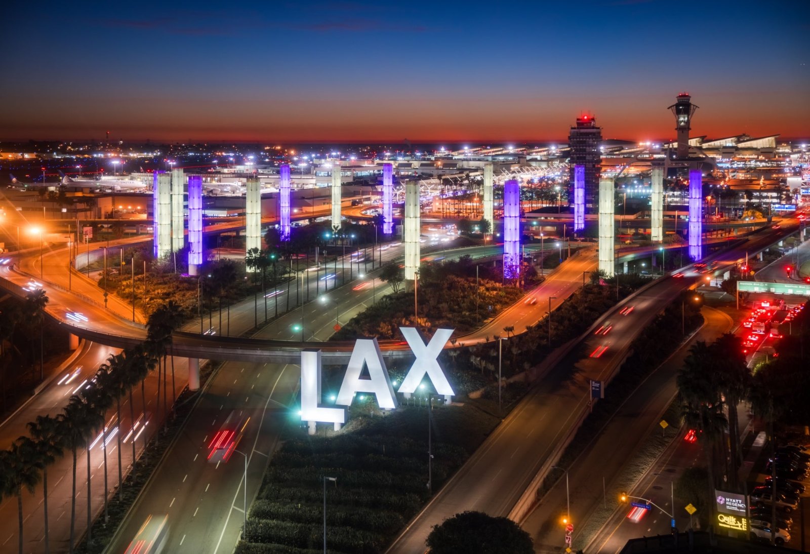 Pylônes lumineux de l’aéroport international de Los Angeles (LAX)
