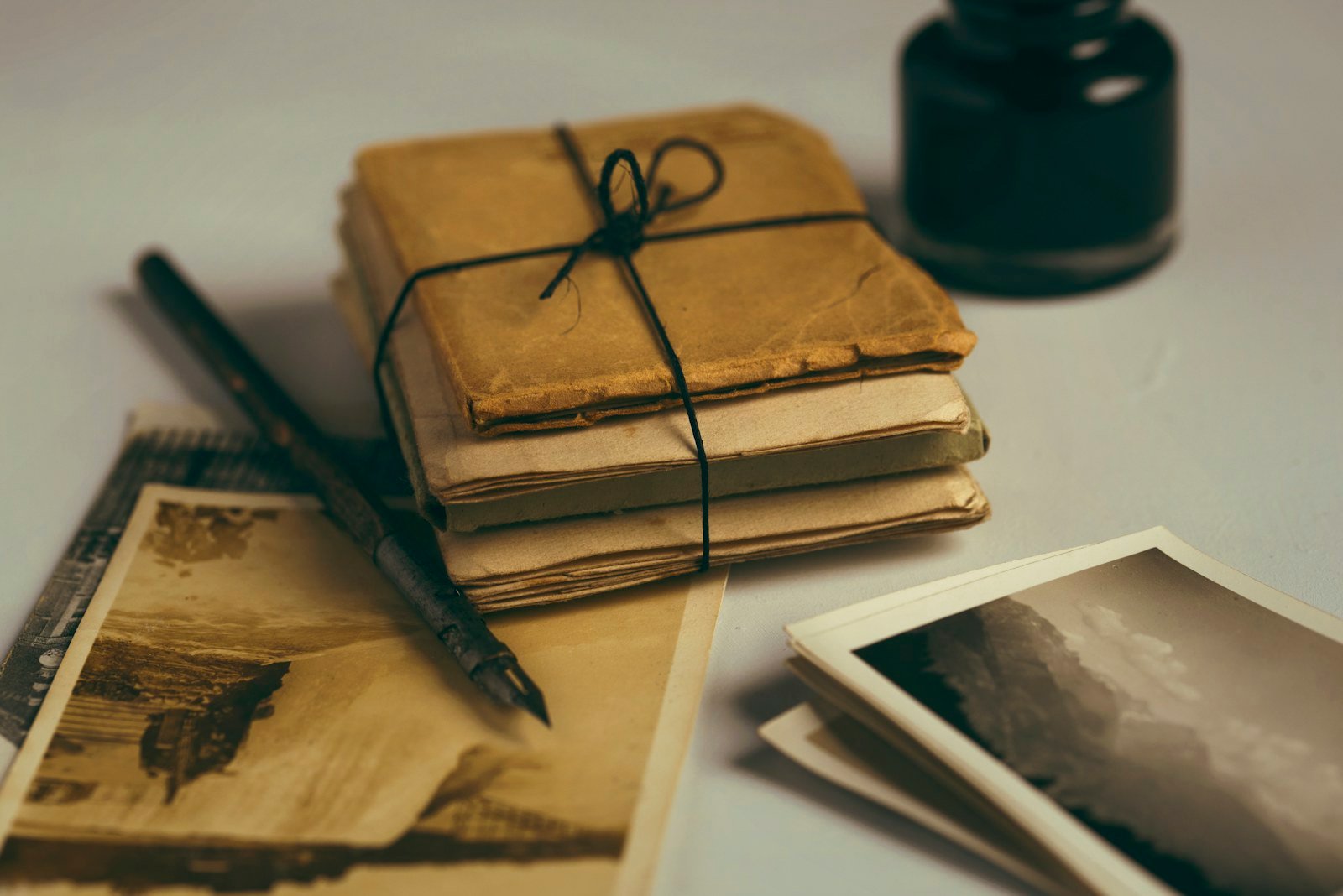Liasse de lettres anciennes et plume, l'art de la correspondance cher à Nadine de Rothschild