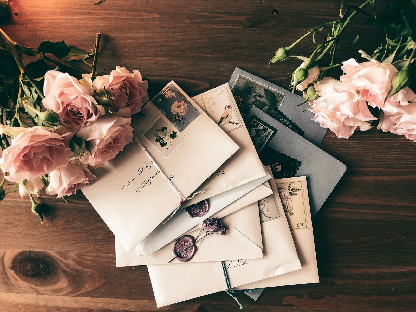 Lettre manuscrite et roses, symbole des lettres de Nadine de Rothschild aux femmes célèbres
