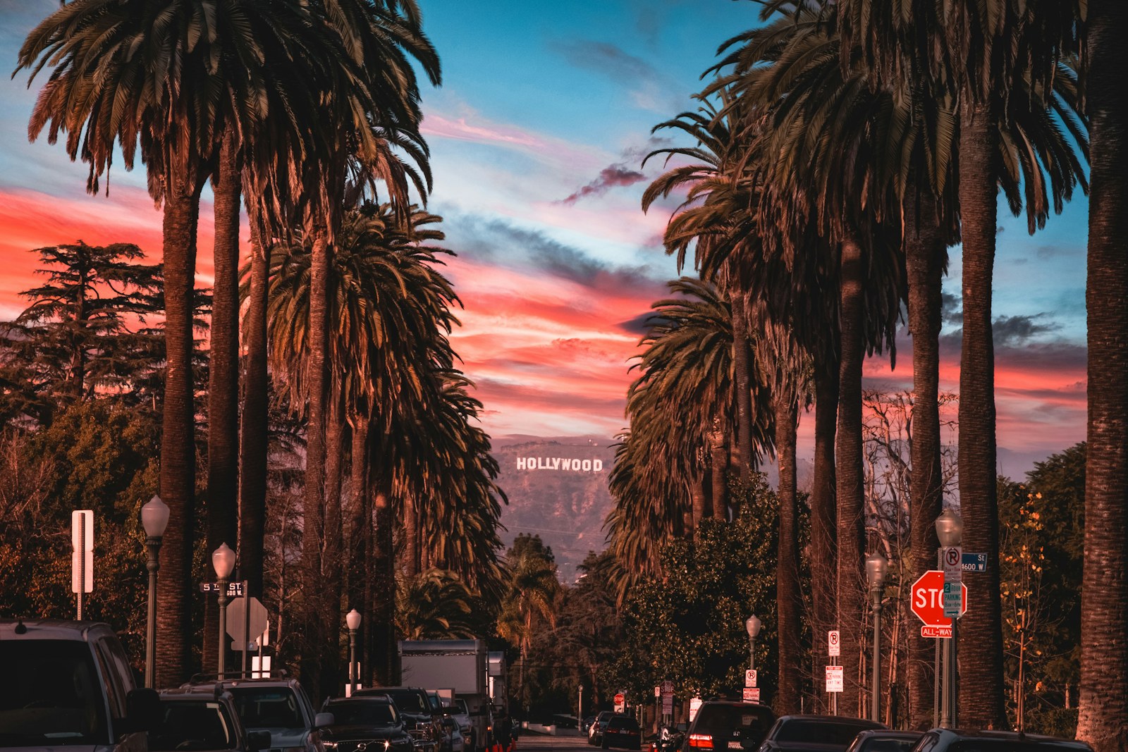 Rue bordée de palmiers à Los Angeles au coucher du soleil