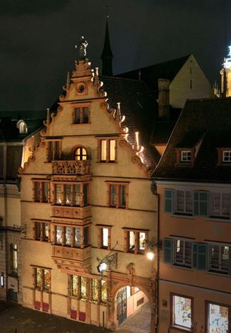 Façade Renaissance illuminée de La Maison des Têtes à Colmar pendant les fêtes