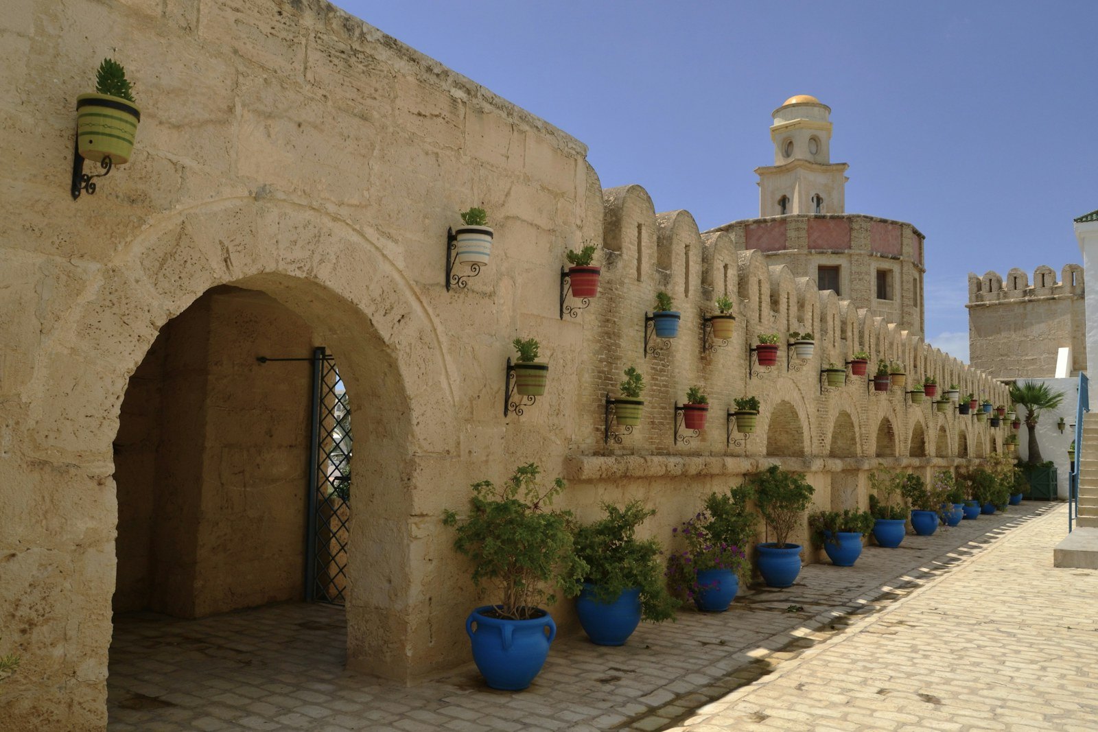 Ruelle et façade en pierre d'une médina tunisienne