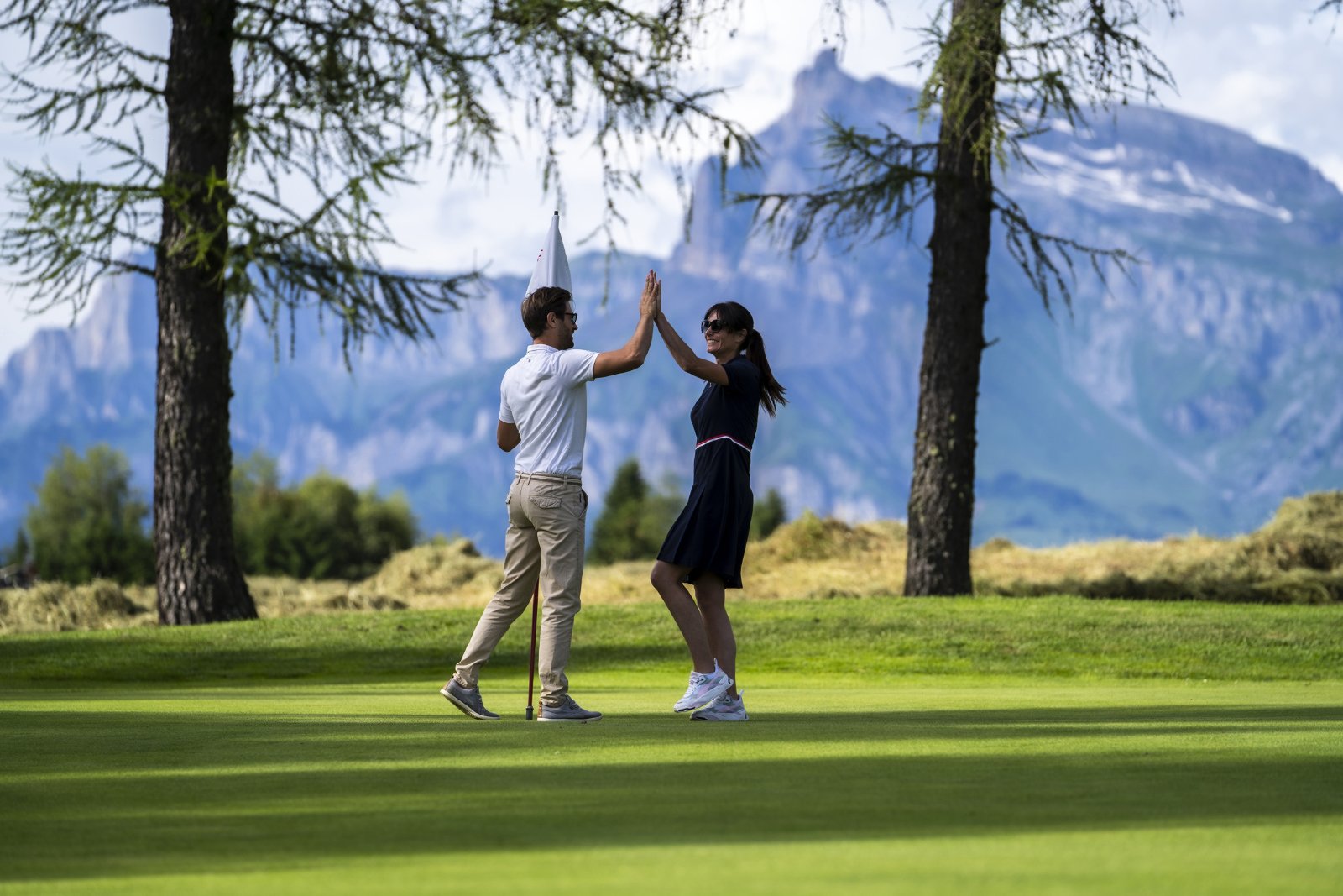 Partie de golf face aux montagnes, à Megève