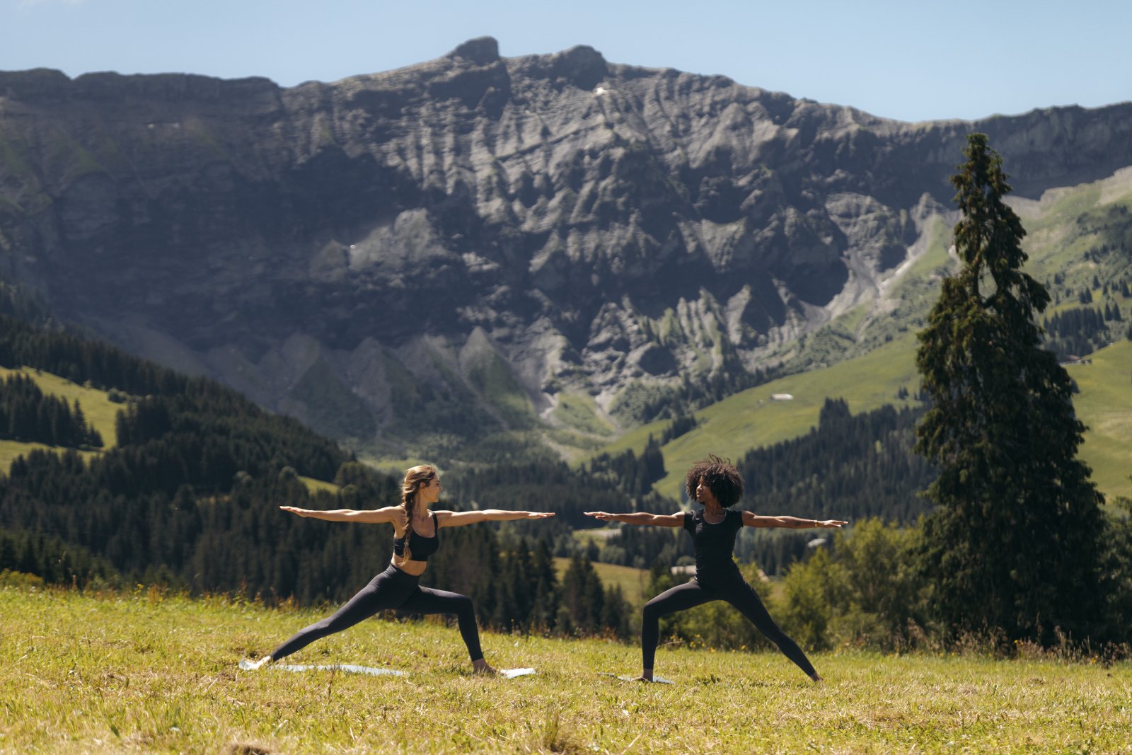 Yoga en plein air dans les alpages de Megève