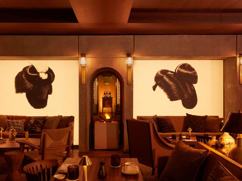 Bar du Mondrian Bordeaux Les Carmes aux tons cuivrés, fauteuils en cuir et œuvres d’art