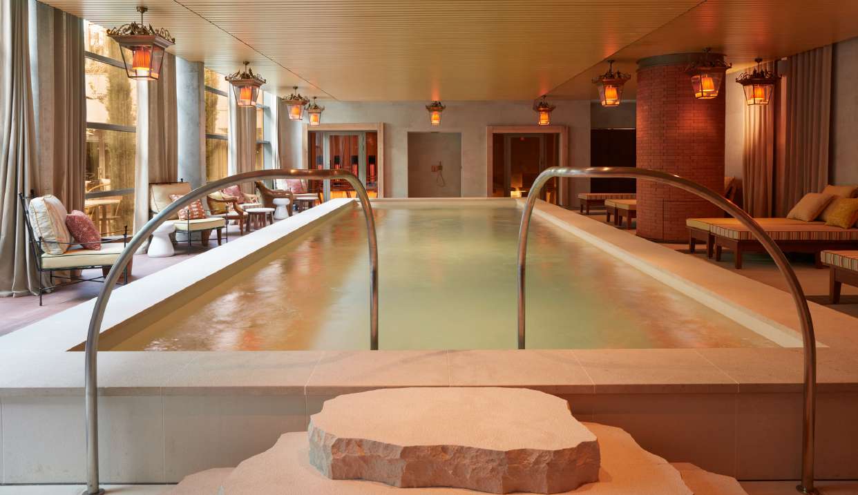 Piscine intérieure du spa myBlend au Mondrian Bordeaux Les Carmes