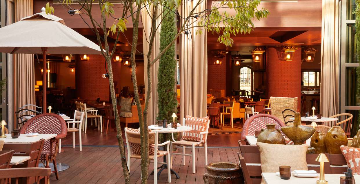 Terrasse arborée du restaurant Morimoto au Mondrian Bordeaux Les Carmes