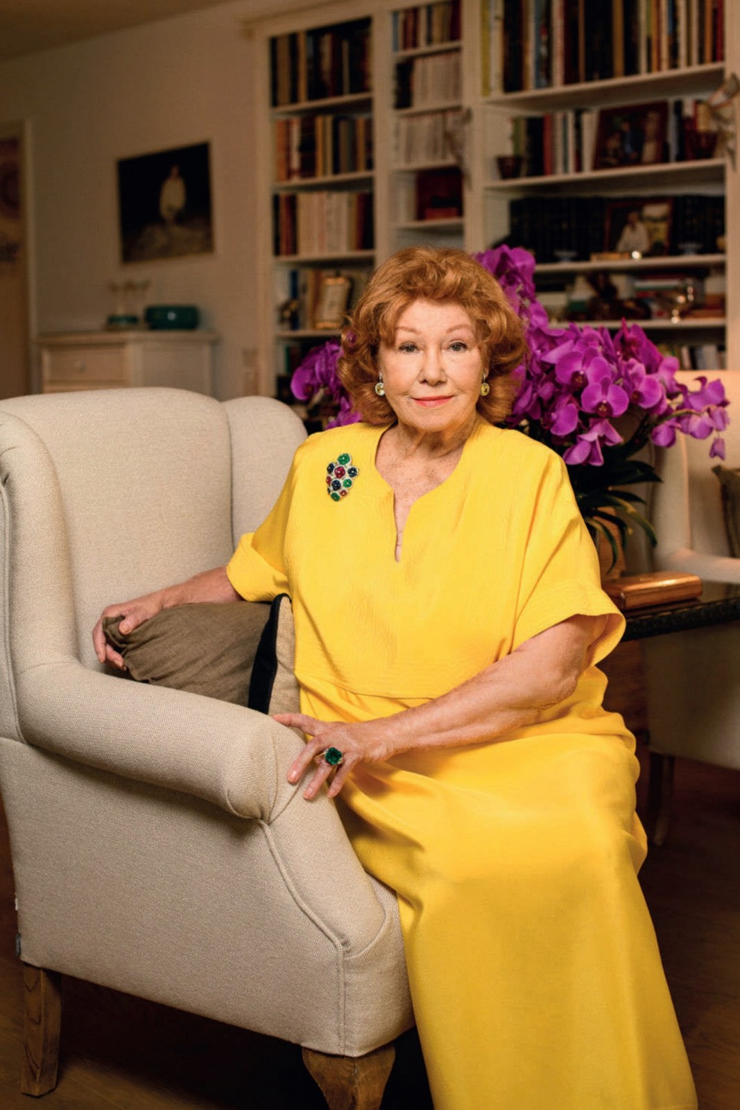Portrait de Nadine de Rothschild, autrice de Femmes, femmes, femmes, dans son salon bibliothèque