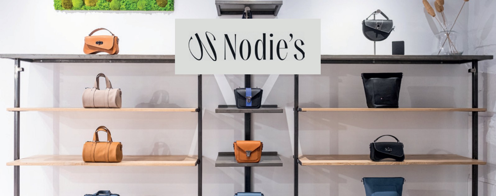 Boutique Nodie’s à Romans-sur-Isère avec des sacs en cuir exposés sur des étagères