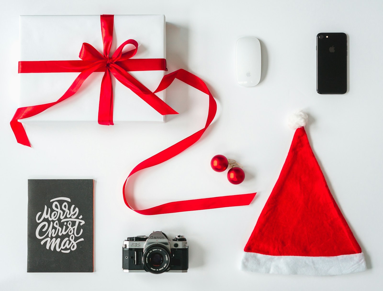 Appareil photo, passeport et décorations de Noël, préparatifs d'un voyage pendant les fêtes