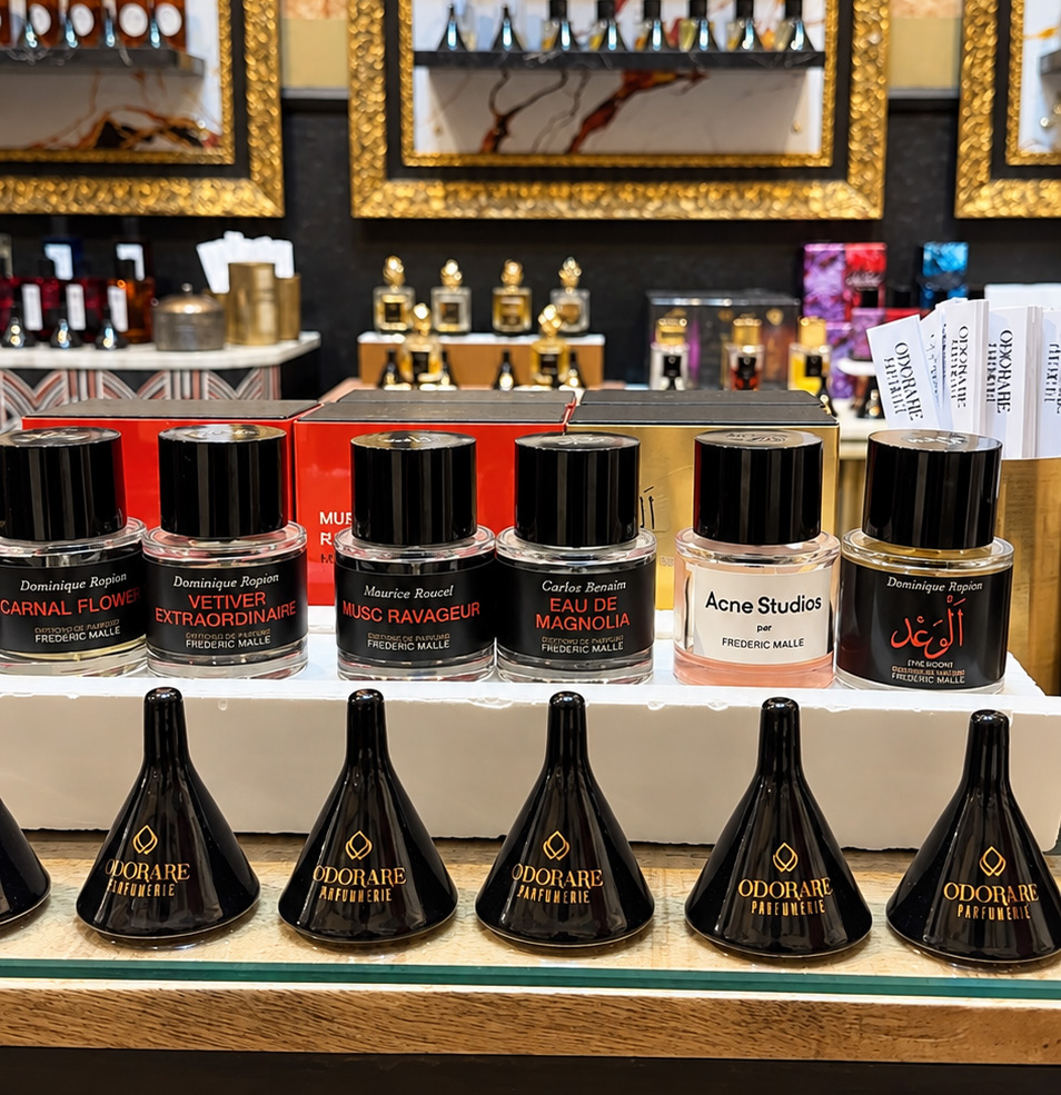 Étagères de flacons de parfums de niche chez Odorare