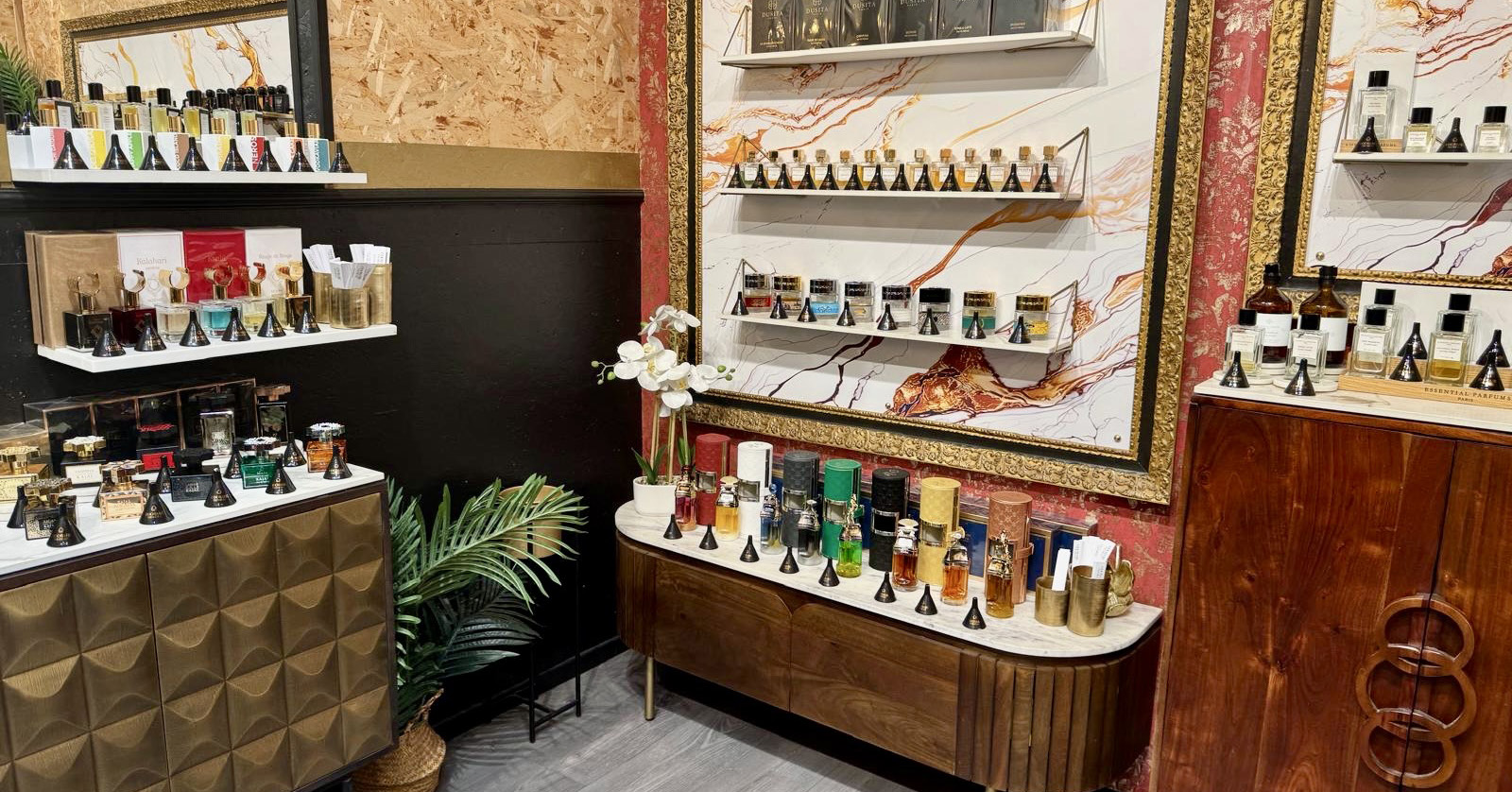 Intérieur de la parfumerie Odorare avec étagères de flacons et mur effet marbre