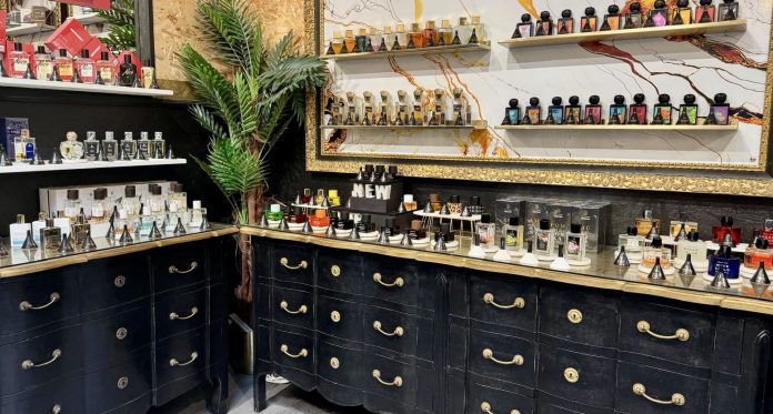 Murs de flacons de parfums de niche et commode noire dans la boutique Odorare