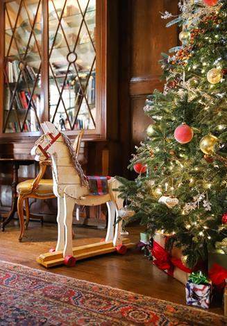 Sapin de Noël et cheval à bascule dans un salon de l’Old Edwards Inn à Highlands