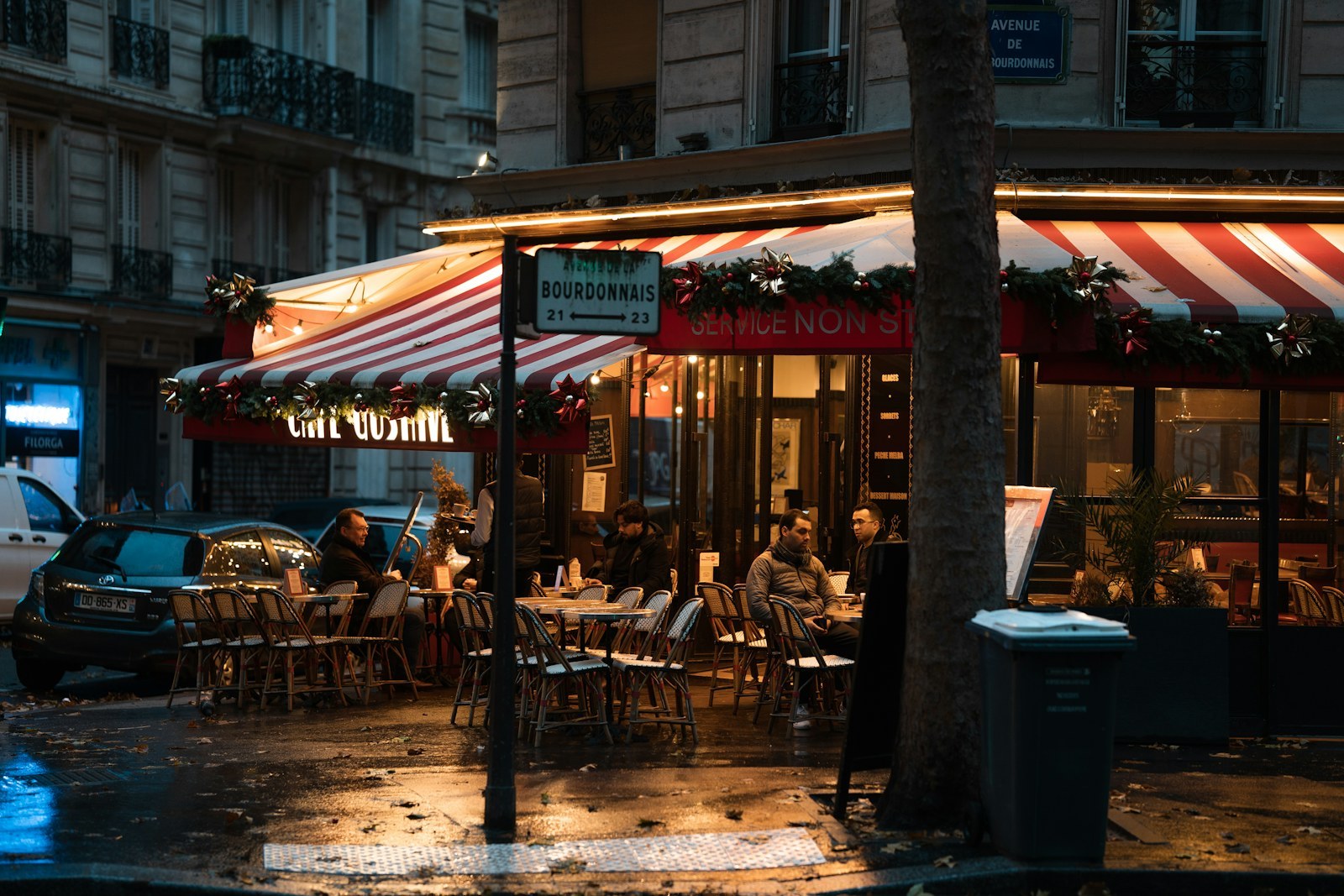 Terrasse de café parisienne décorée pour les fêtes
