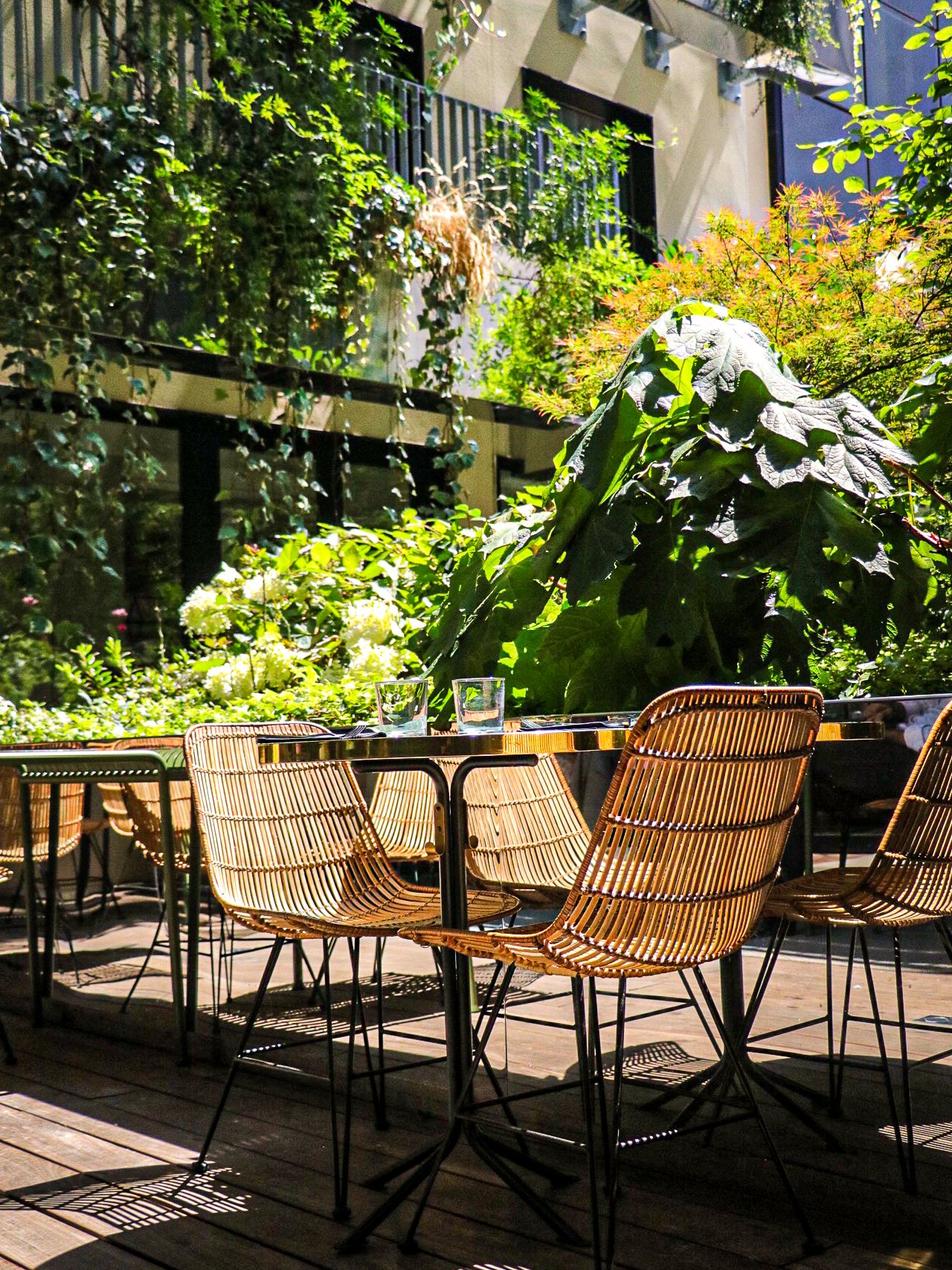 Le patio arboré des Passerelles au Parister Hôtel