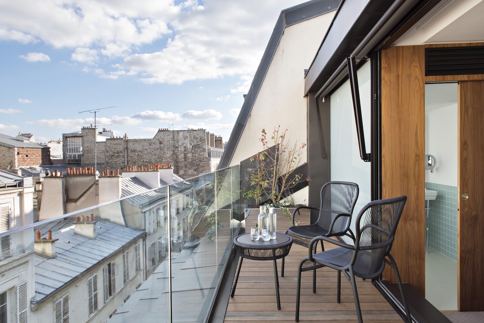 Terrasse d’une chambre du Parister Hôtel avec vue sur les toits de Paris