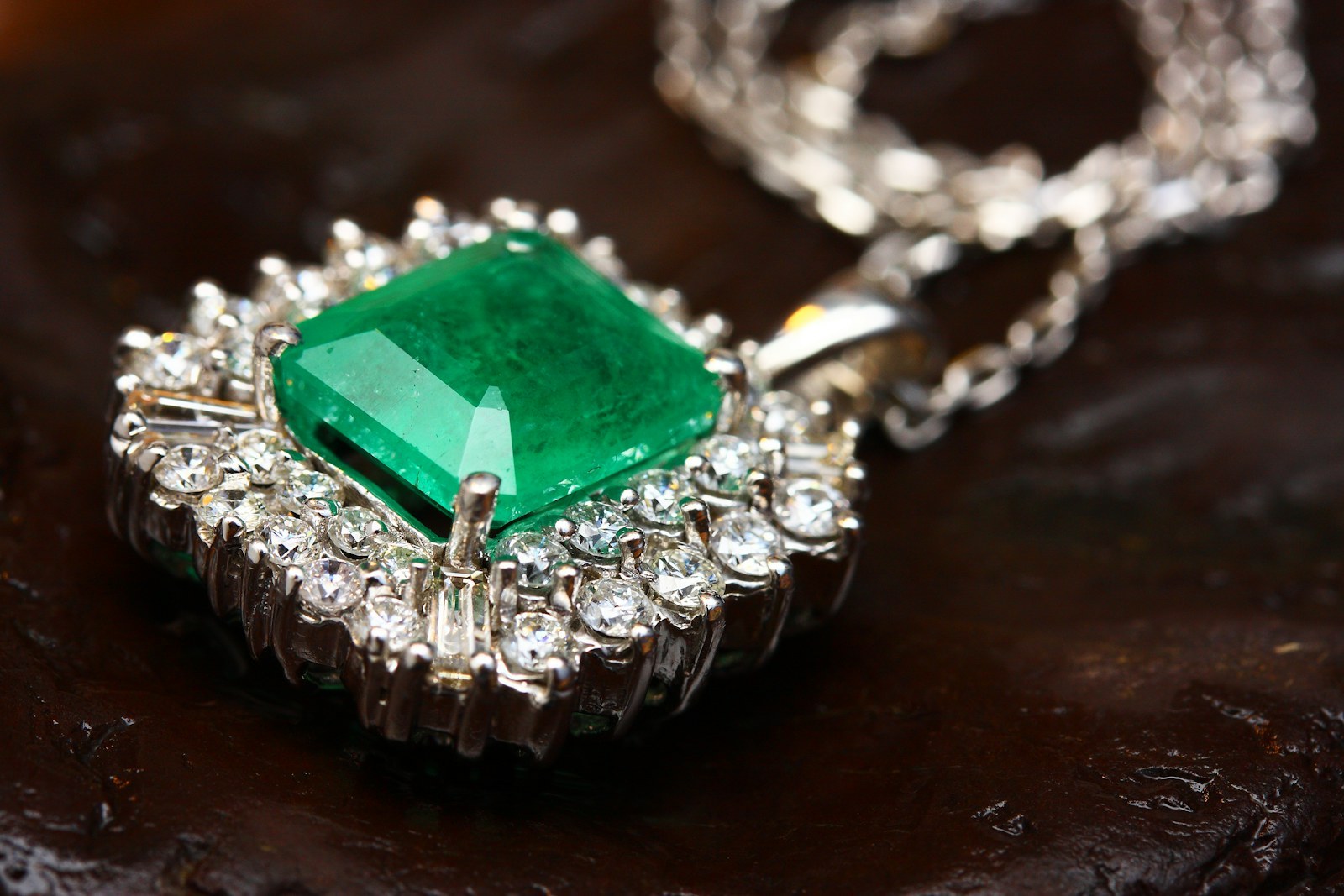 Pendentif serti d'une pierre verte entourée de diamants