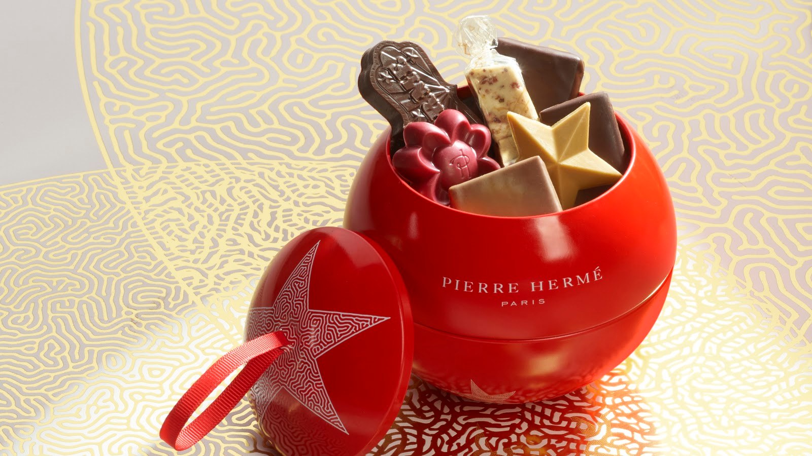 Boule de Noël Pierre Hermé garnie de chocolats et confiseries, 17 €