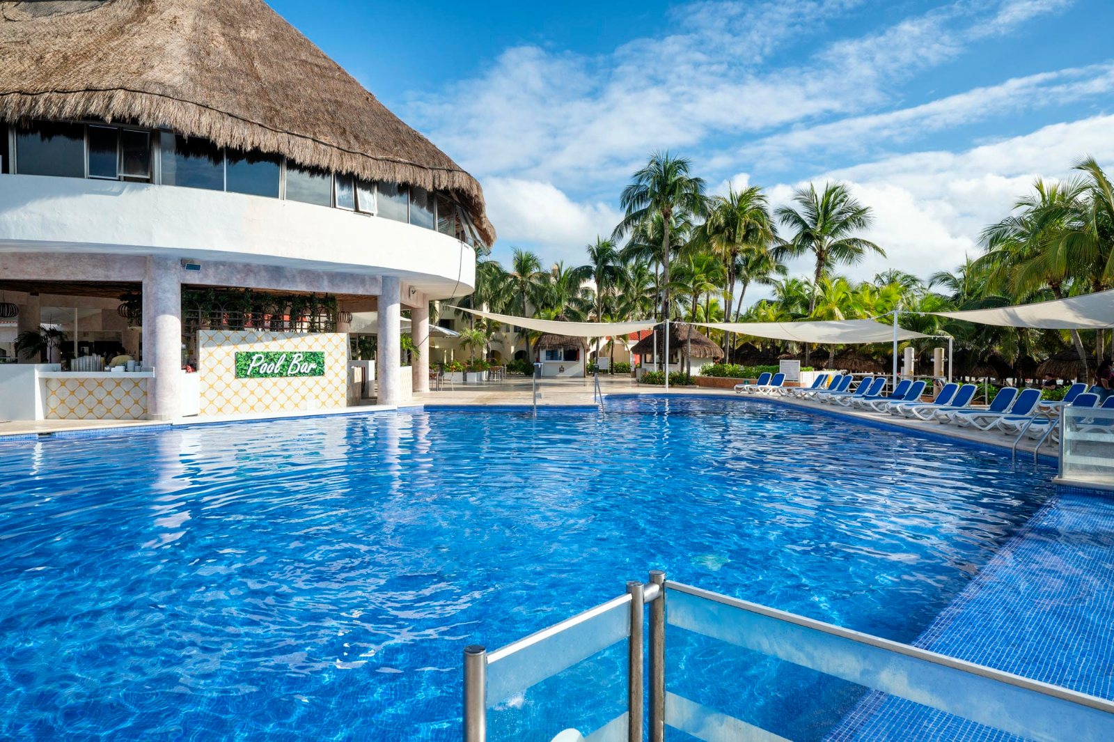Piscine et bar d’un hôtel Viva Resorts by Wyndham