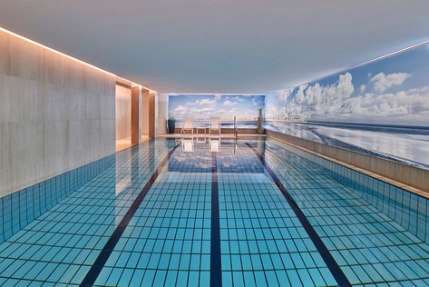 Piscine intérieure chauffée du spa de l'Hôtel Barrière Le Westminster au Touquet