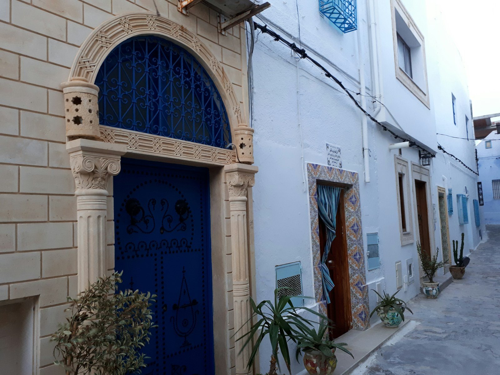 Porte bleue typique sur une façade blanche en Tunisie