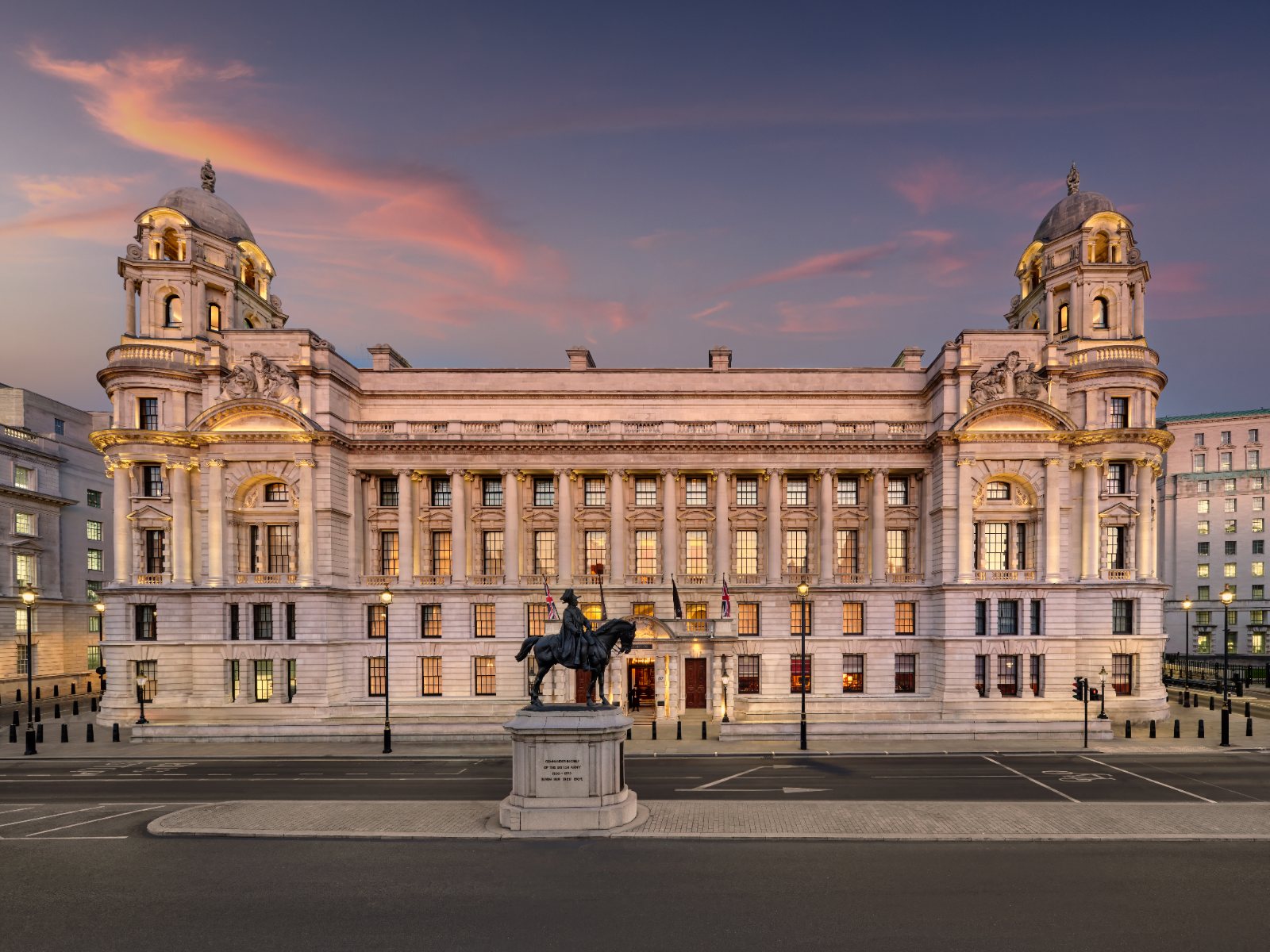 Raffles London at The OWO, l'ancien Old War Office de Whitehall au crépuscule