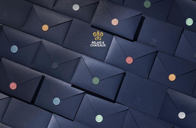 Coffrets cadeaux Relais & Châteaux bleu nuit ornés de pastilles colorées