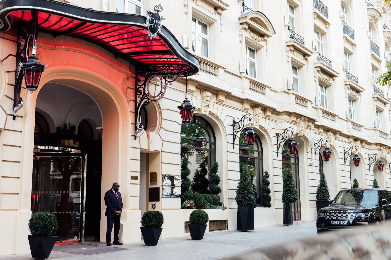 Entrée du Royal Monceau – Raffles Paris