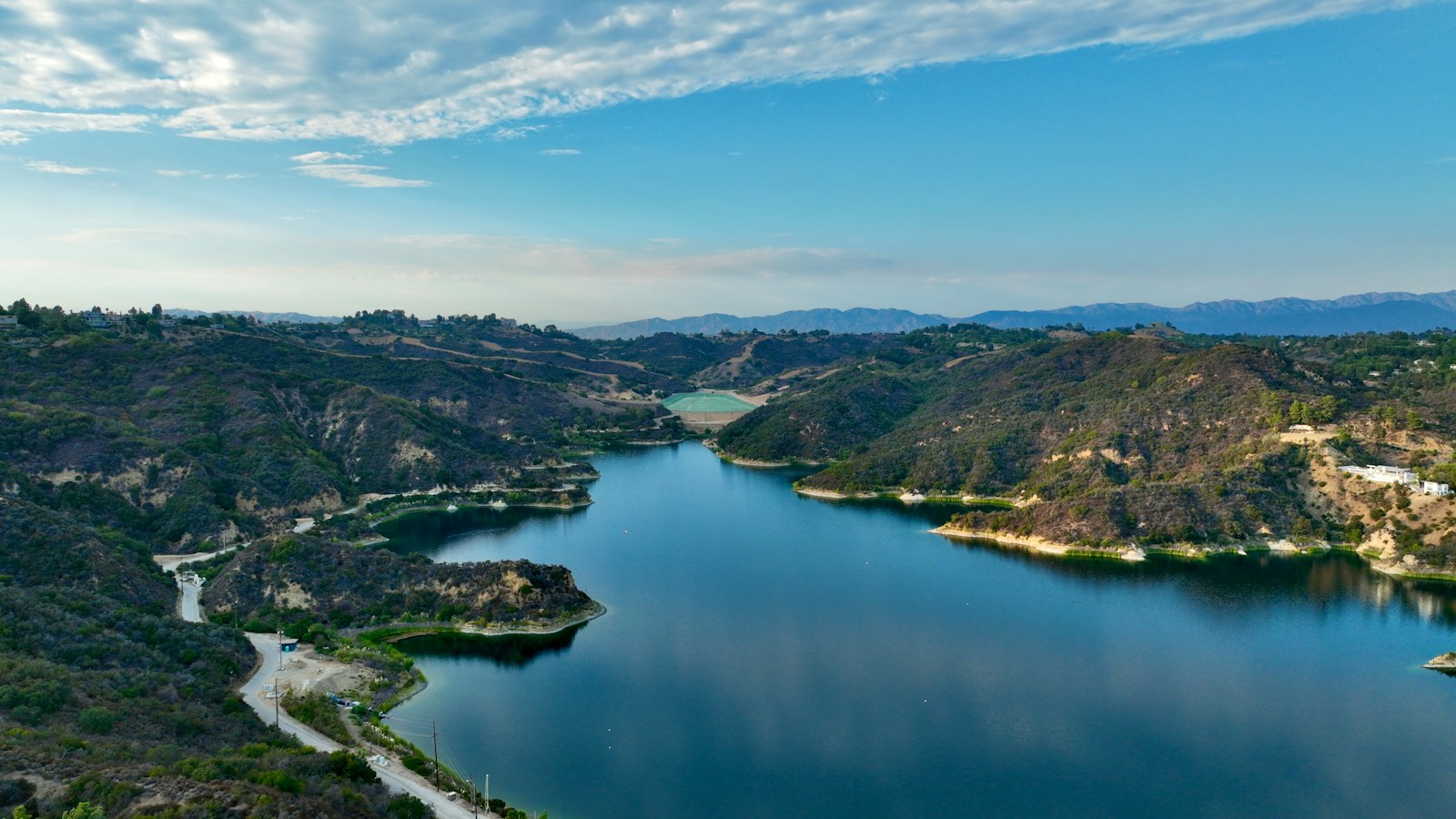 Réservoir de Silver Lake entouré de collines, à Los Angeles