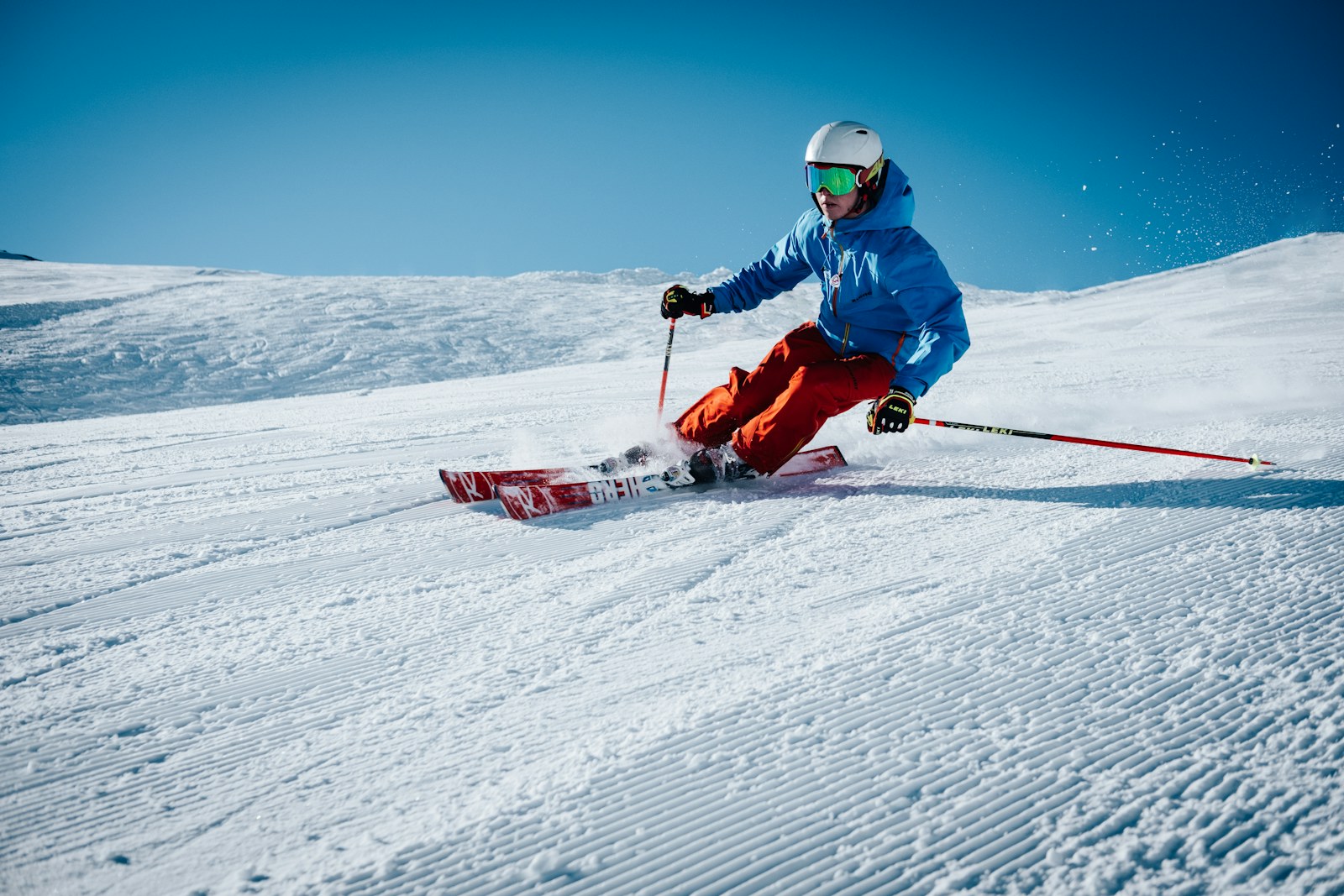 Skieur sur une piste damée sous le soleil