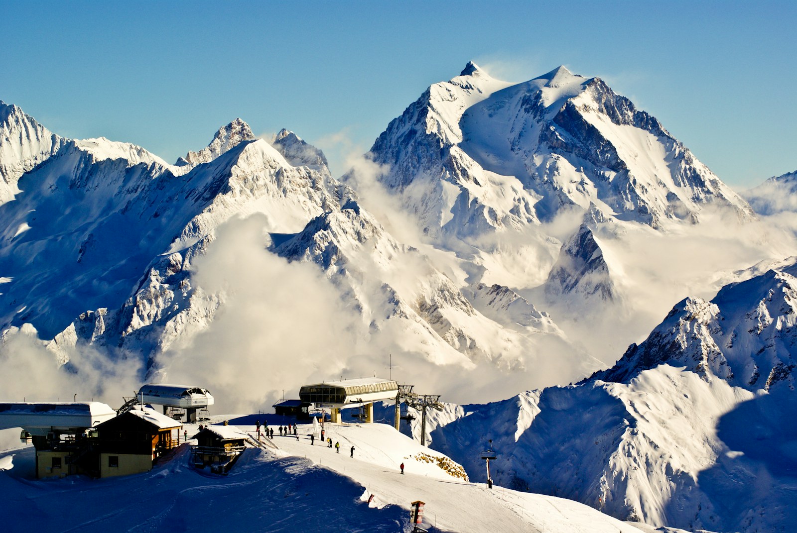 Sommets enneigés et remontée mécanique dans les Alpes