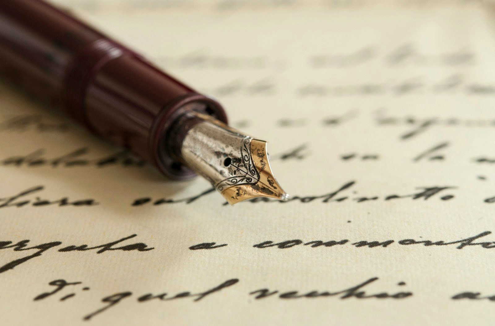 Stylo plume sur une lettre manuscrite, Femmes, femmes, femmes, lettres choisies