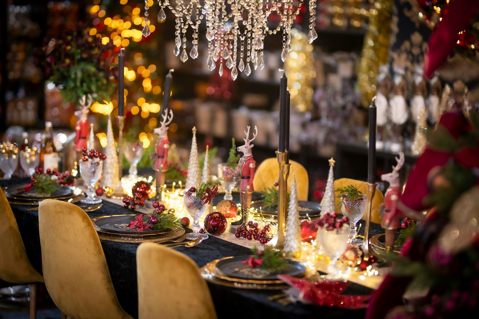 Table de Noël festive dressée pour les fêtes de fin d'année