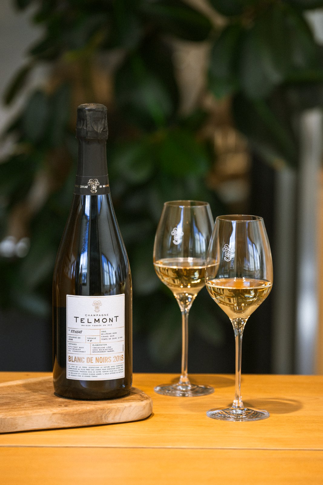 Dégustation du champagne Telmont Blanc de Noirs 2018, bouteille et deux flûtes