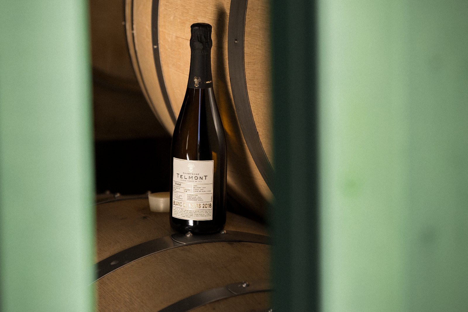 Telmont Blanc de Noirs 2018 devant un tonneau de chêne