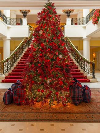 Grand sapin rouge au pied d’un escalier au Yeatman, à Porto