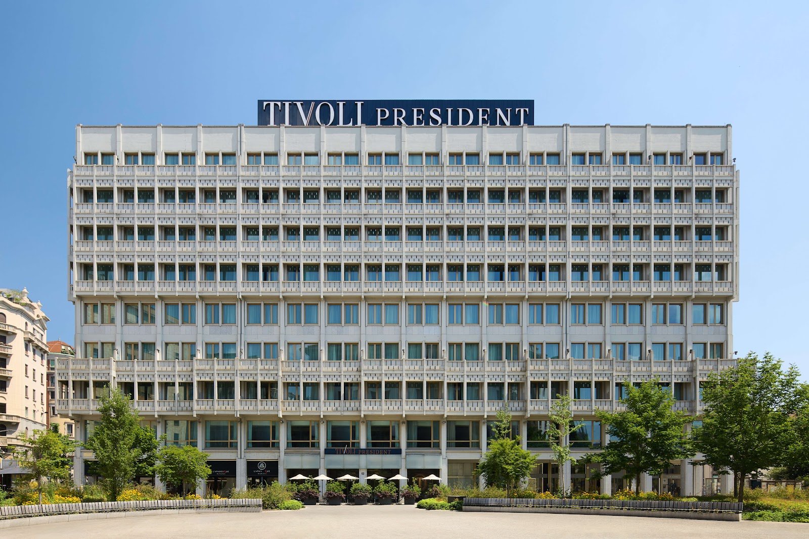 La façade du Tivoli President Milano, bâtiment de Figini et Pollini sur le Largo Augusto