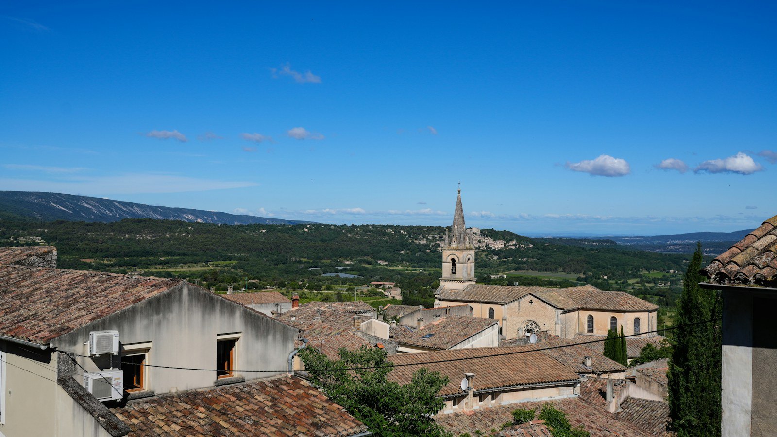 Toits d'un village perché de Provence sous le ciel bleu d'hiver