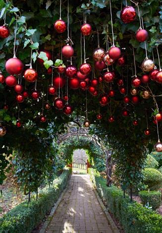 Allée de jardin décorée de boules de Noël rouges au Villino